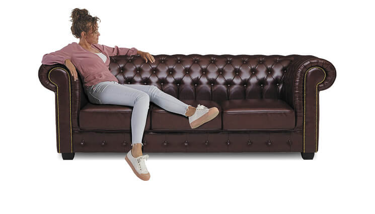 canapé 3 places Chesterfield couleur cognac, marron foncé